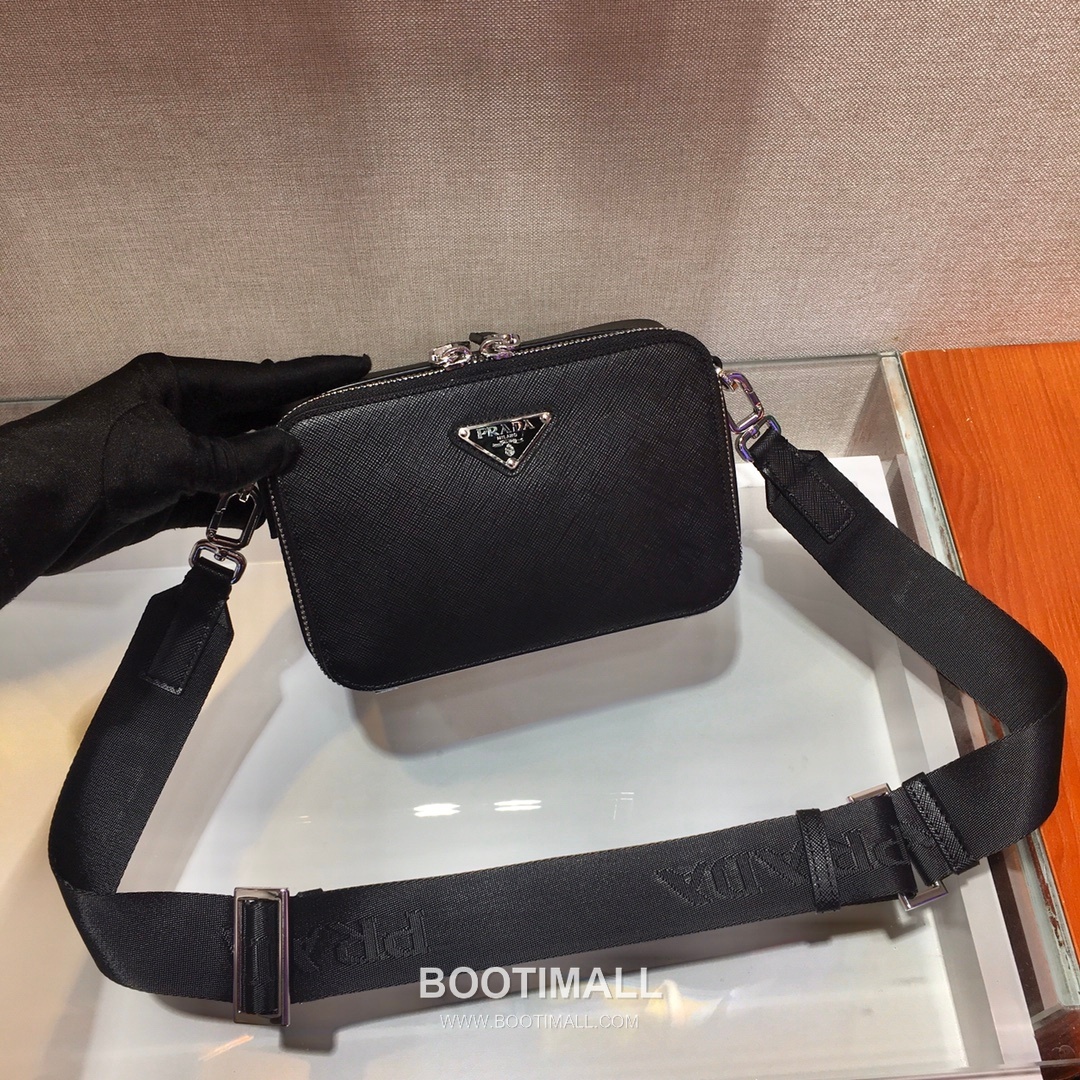 Prada Saffiano Leather Camera Bag with Triangle Logo and Zip Closure 프라다 사피아노 레더 삼각로고 지퍼 카메라백 2VH070 18cm 4