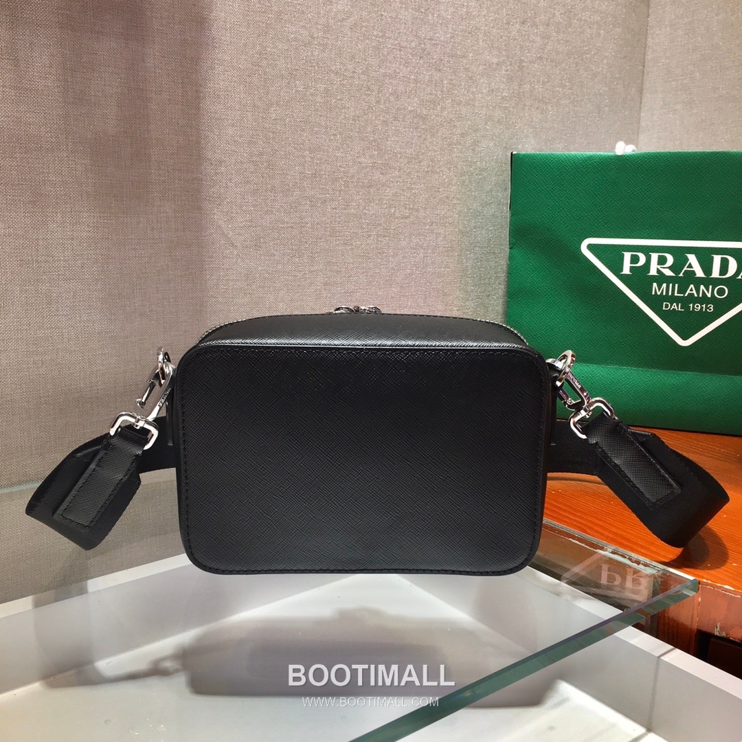 Prada Saffiano Leather Camera Bag with Triangle Logo and Zip Closure 프라다 사피아노 레더 삼각로고 지퍼 카메라백 2VH070 18cm 5