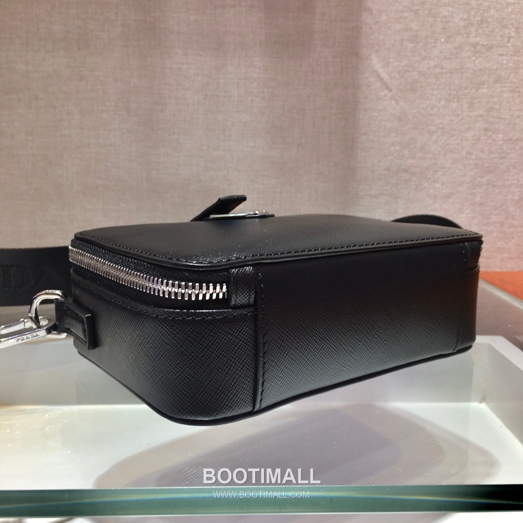 Prada Saffiano Leather Camera Bag with Triangle Logo and Zip Closure 프라다 사피아노 레더 삼각로고 지퍼 카메라백 2VH070 18cm 7