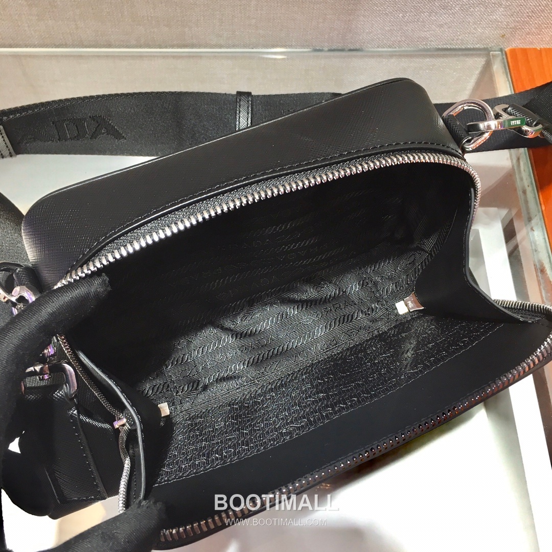 Prada Saffiano Leather Camera Bag with Triangle Logo and Zip Closure 프라다 사피아노 레더 삼각로고 지퍼 카메라백 2VH070 18cm 9