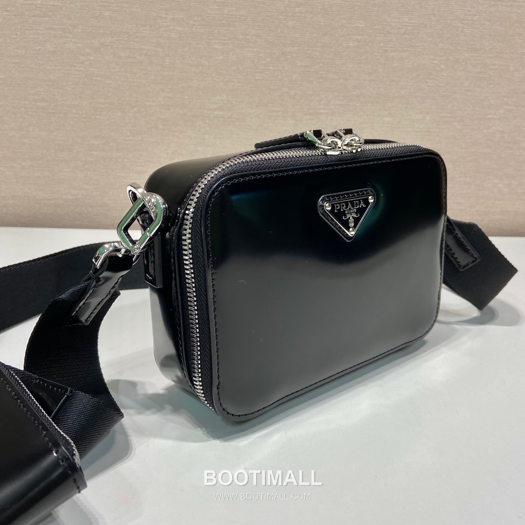 Prada Patent Leather Messenger Bag with Detachable Pouch and Nylon Strap 프라다 페이턴트 레더 탈부착 파우치 나일론 스트랩 메신저백 2VH070 19cm 4