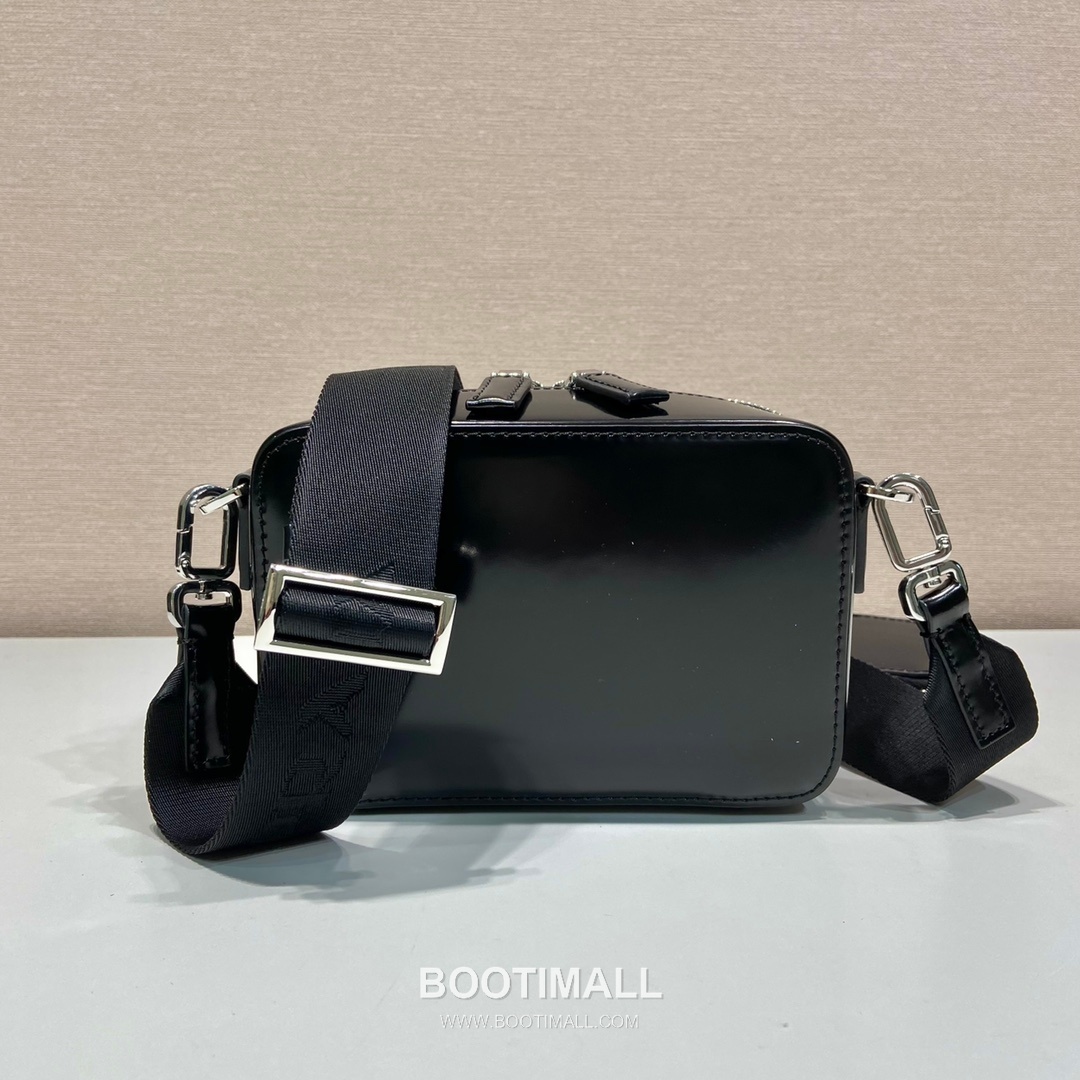 Prada Patent Leather Messenger Bag with Detachable Pouch and Nylon Strap 프라다 페이턴트 레더 탈부착 파우치 나일론 스트랩 메신저백 2VH070 19cm 5