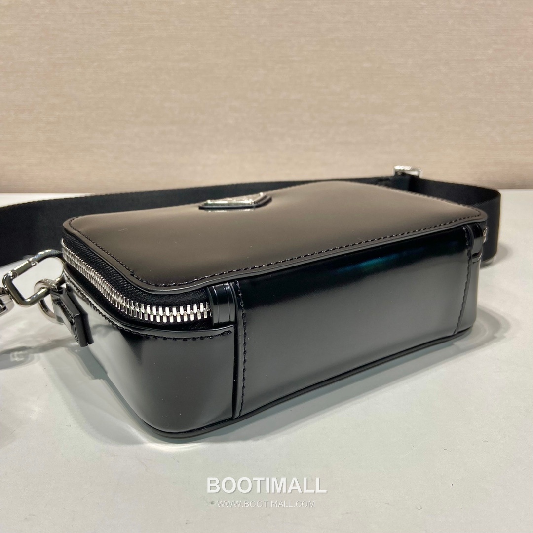 Prada Patent Leather Messenger Bag with Detachable Pouch and Nylon Strap 프라다 페이턴트 레더 탈부착 파우치 나일론 스트랩 메신저백 2VH070 19cm 6