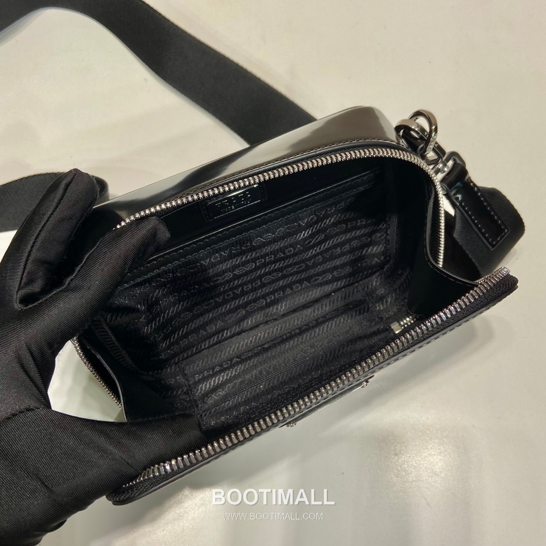 Prada Patent Leather Messenger Bag with Detachable Pouch and Nylon Strap 프라다 페이턴트 레더 탈부착 파우치 나일론 스트랩 메신저백 2VH070 19cm 8