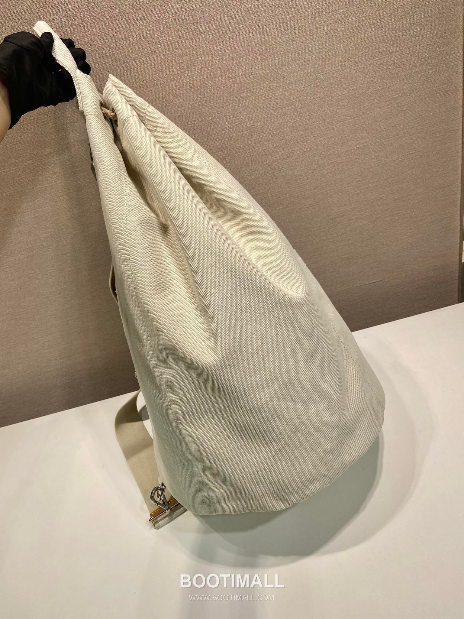 Prada Linen Blend Drawstring Travel Bag with Leather Trim and Logo 프라다 린넨 혼방 드로스트링 레더 트림 로고 트래블백 2VY011 34cm 4