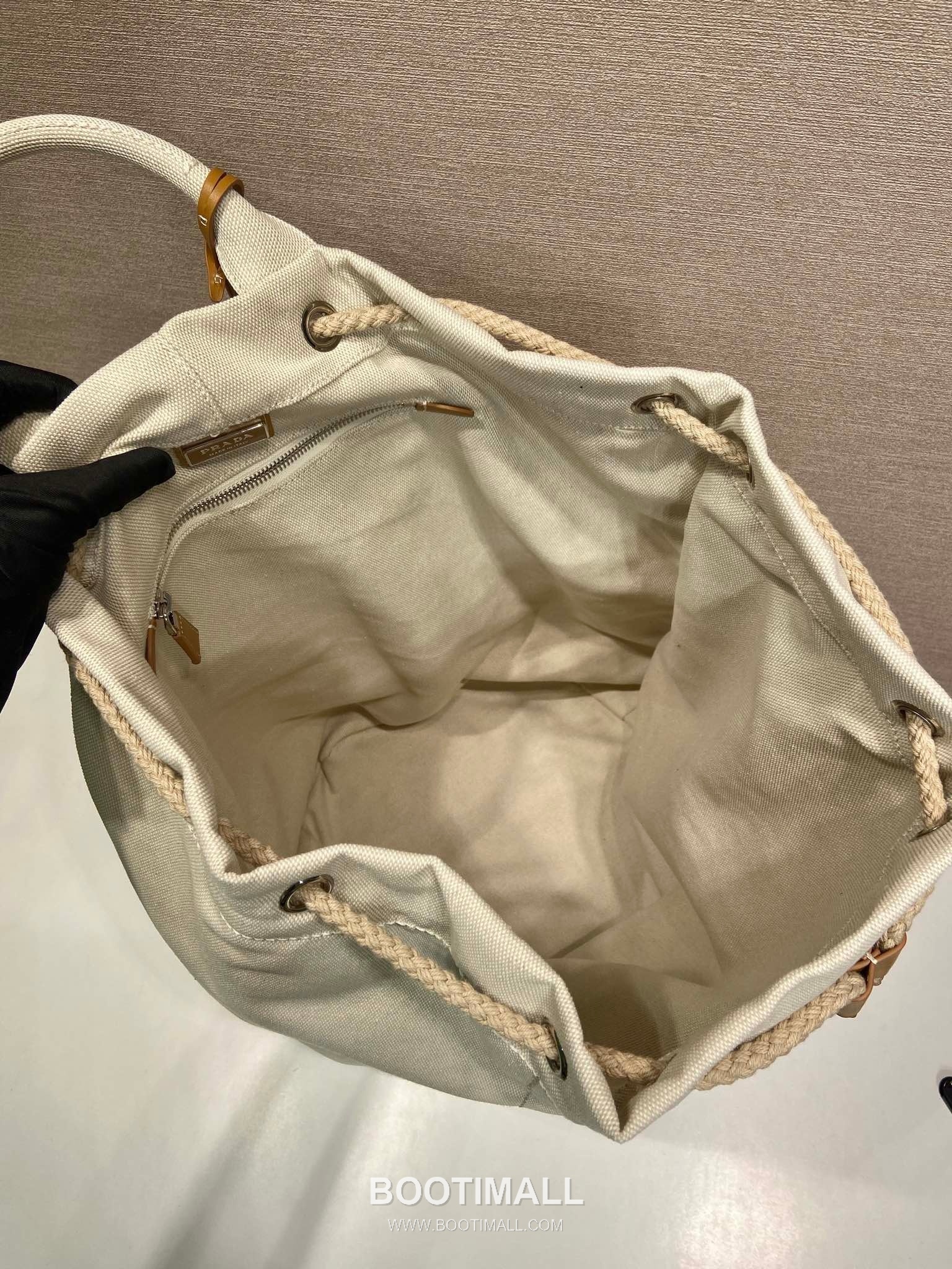 Prada Linen Blend Drawstring Travel Bag with Leather Trim and Logo 프라다 린넨 혼방 드로스트링 레더 트림 로고 트래블백 2VY011 34cm 8
