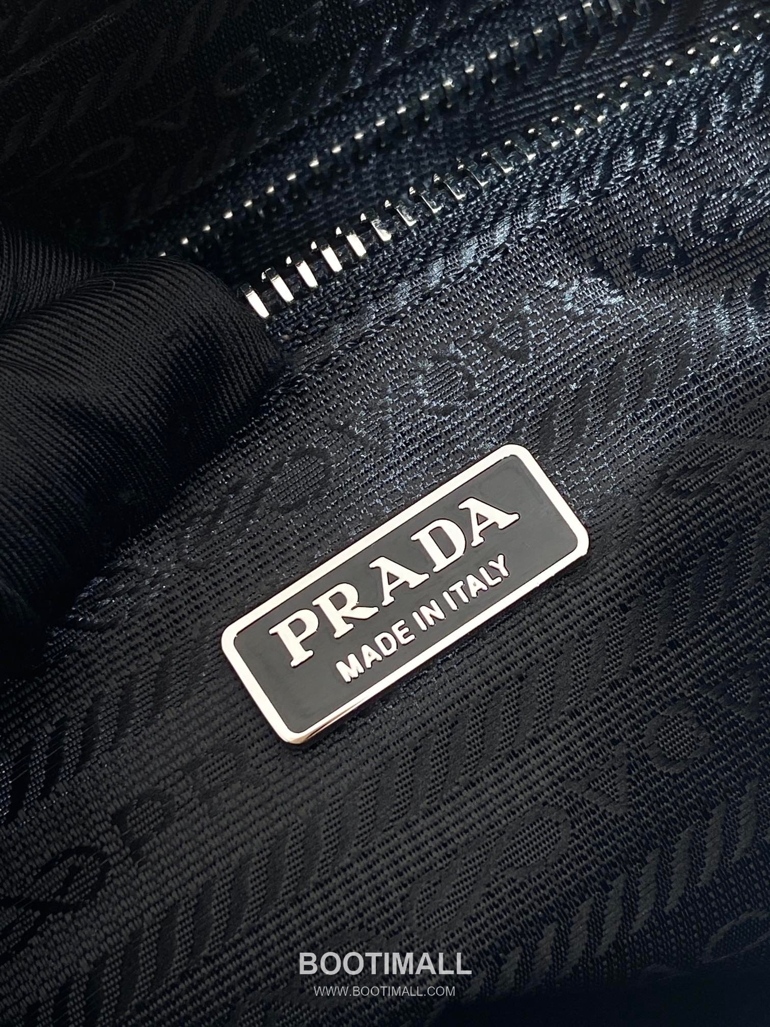 Prada Nylon Calfskin Boston Bag with Lock Detail and Triangle Logo 프라다 나일론 카프스킨 락 디테일 삼각로고 보스턴백 1BG846 24cm 9