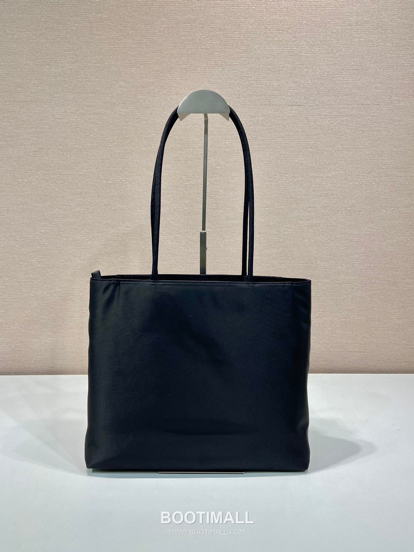 Prada Nylon Tote Bag with Triangle Logo and Minimal Design 프라다 나일론 삼각로고 미니멀 토트백 B6245 30cm 4