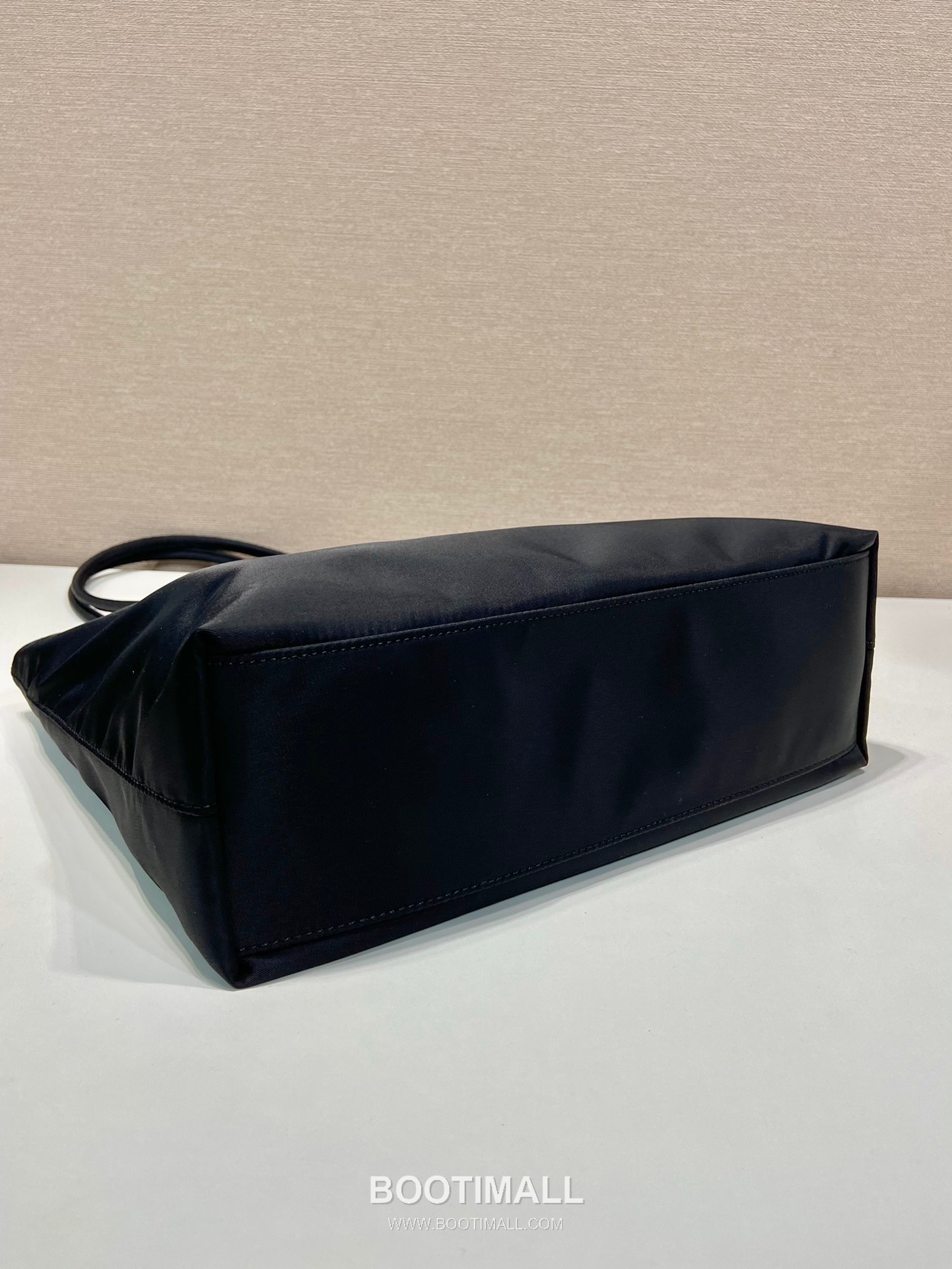 Prada Nylon Tote Bag with Triangle Logo and Minimal Design 프라다 나일론 삼각로고 미니멀 토트백 B6245 30cm 6