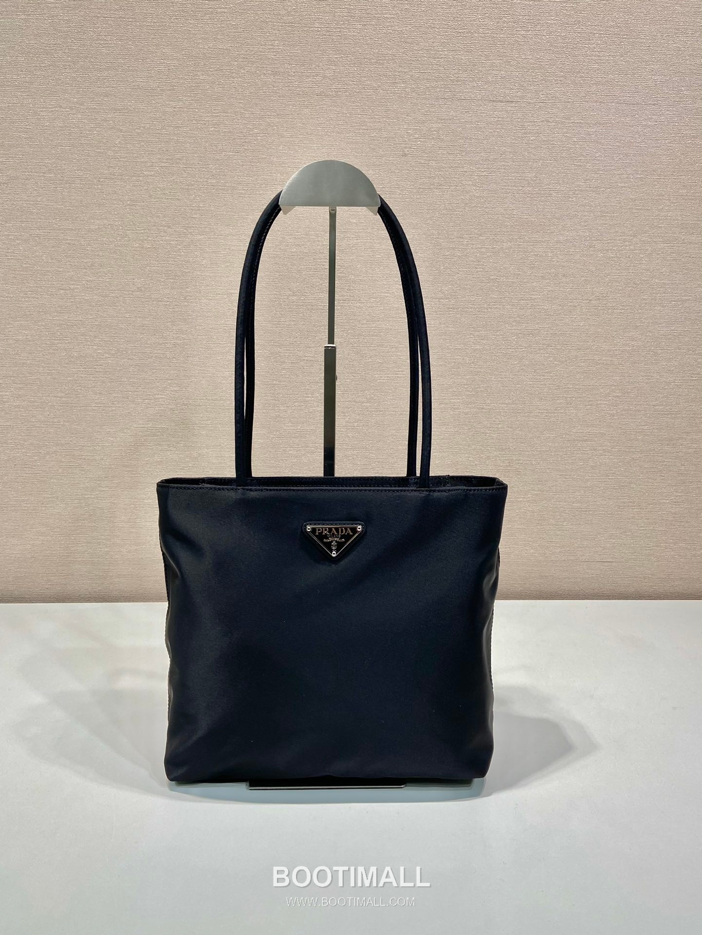 Prada Nylon Tote Bag with Triangle Logo and Minimal Design 프라다 나일론 삼각로고 미니멀 토트백 B6247 25cm 1
