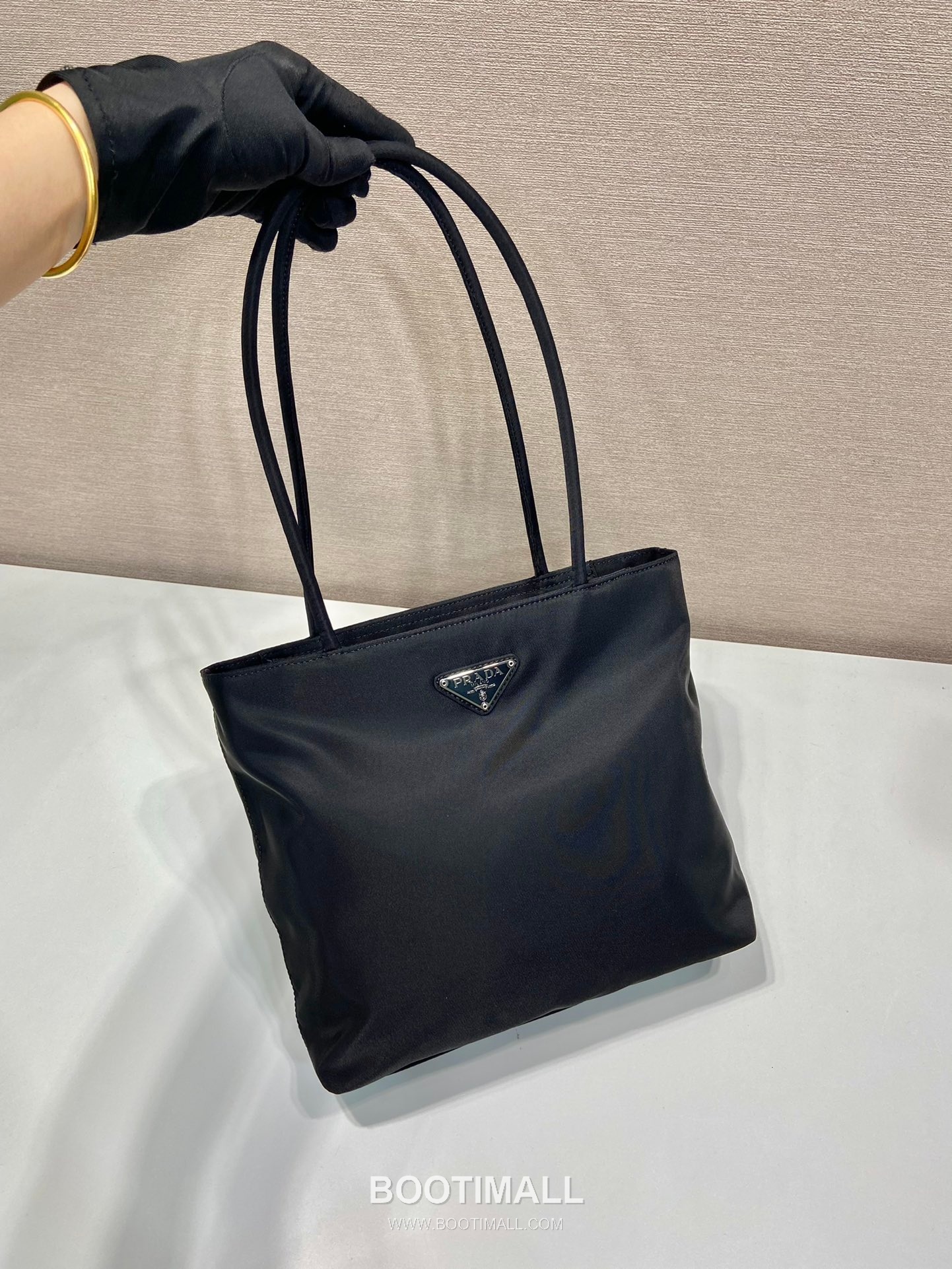 Prada Nylon Tote Bag with Triangle Logo and Minimal Design 프라다 나일론 삼각로고 미니멀 토트백 B6247 25cm 2