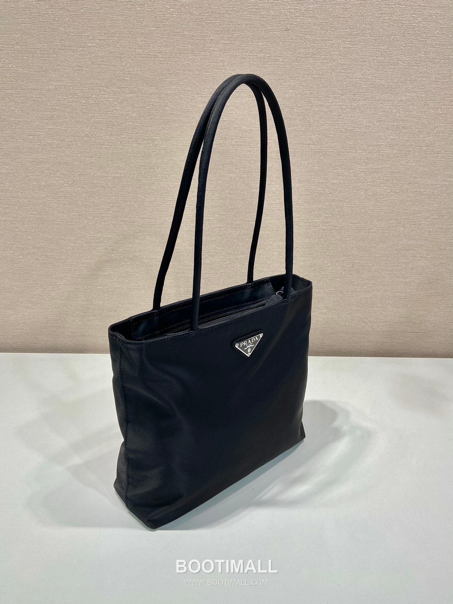 Prada Nylon Tote Bag with Triangle Logo and Minimal Design 프라다 나일론 삼각로고 미니멀 토트백 B6247 25cm 3