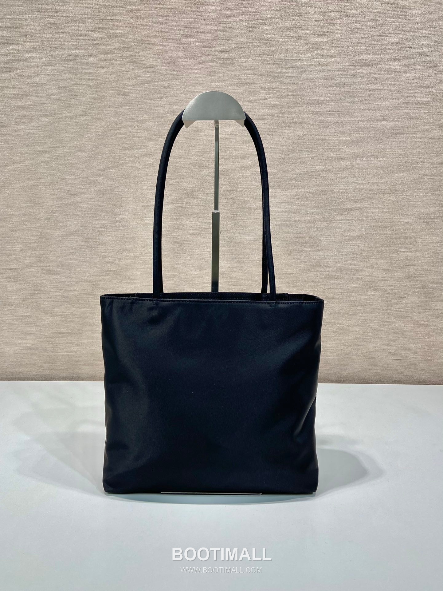 Prada Nylon Tote Bag with Triangle Logo and Minimal Design 프라다 나일론 삼각로고 미니멀 토트백 B6247 25cm 4