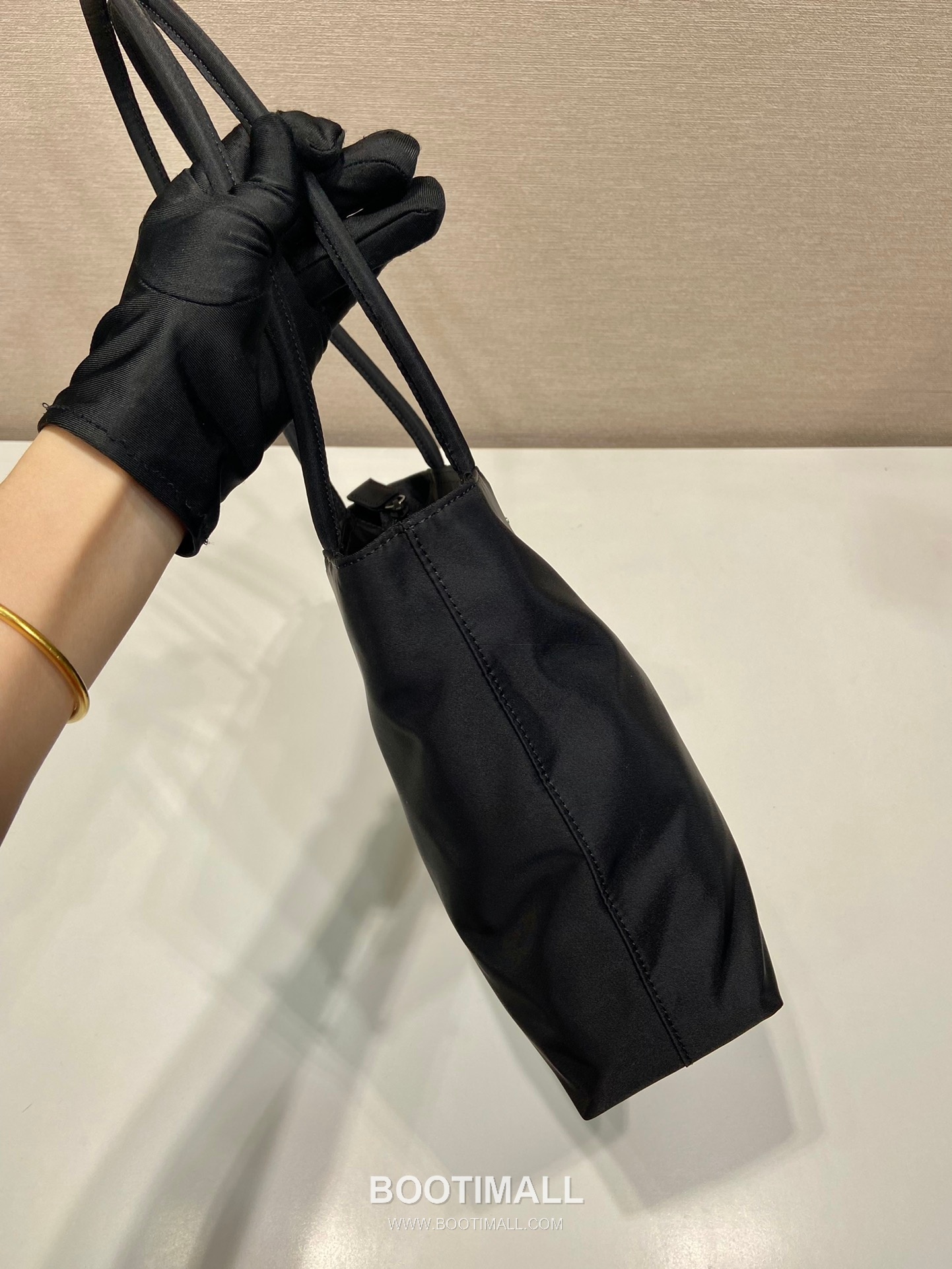 Prada Nylon Tote Bag with Triangle Logo and Minimal Design 프라다 나일론 삼각로고 미니멀 토트백 B6247 25cm 5