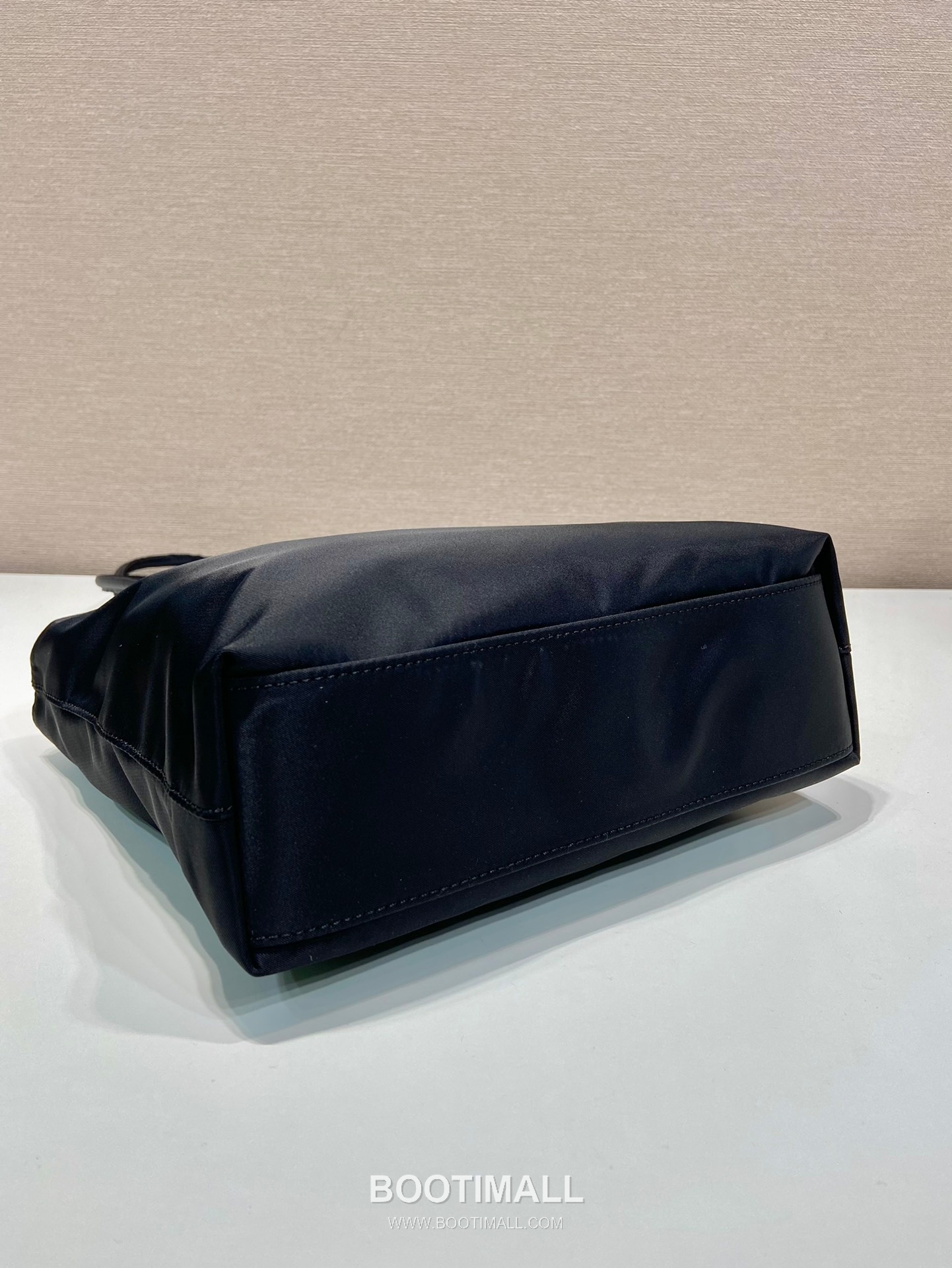 Prada Nylon Tote Bag with Triangle Logo and Minimal Design 프라다 나일론 삼각로고 미니멀 토트백 B6247 25cm 6