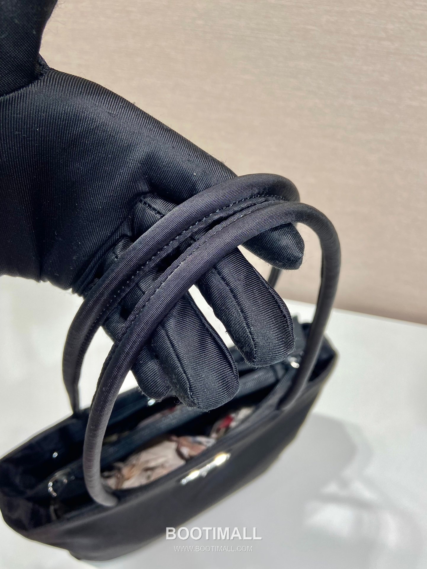 Prada Nylon Tote Bag with Triangle Logo and Minimal Design 프라다 나일론 삼각로고 미니멀 토트백 B6247 25cm 7