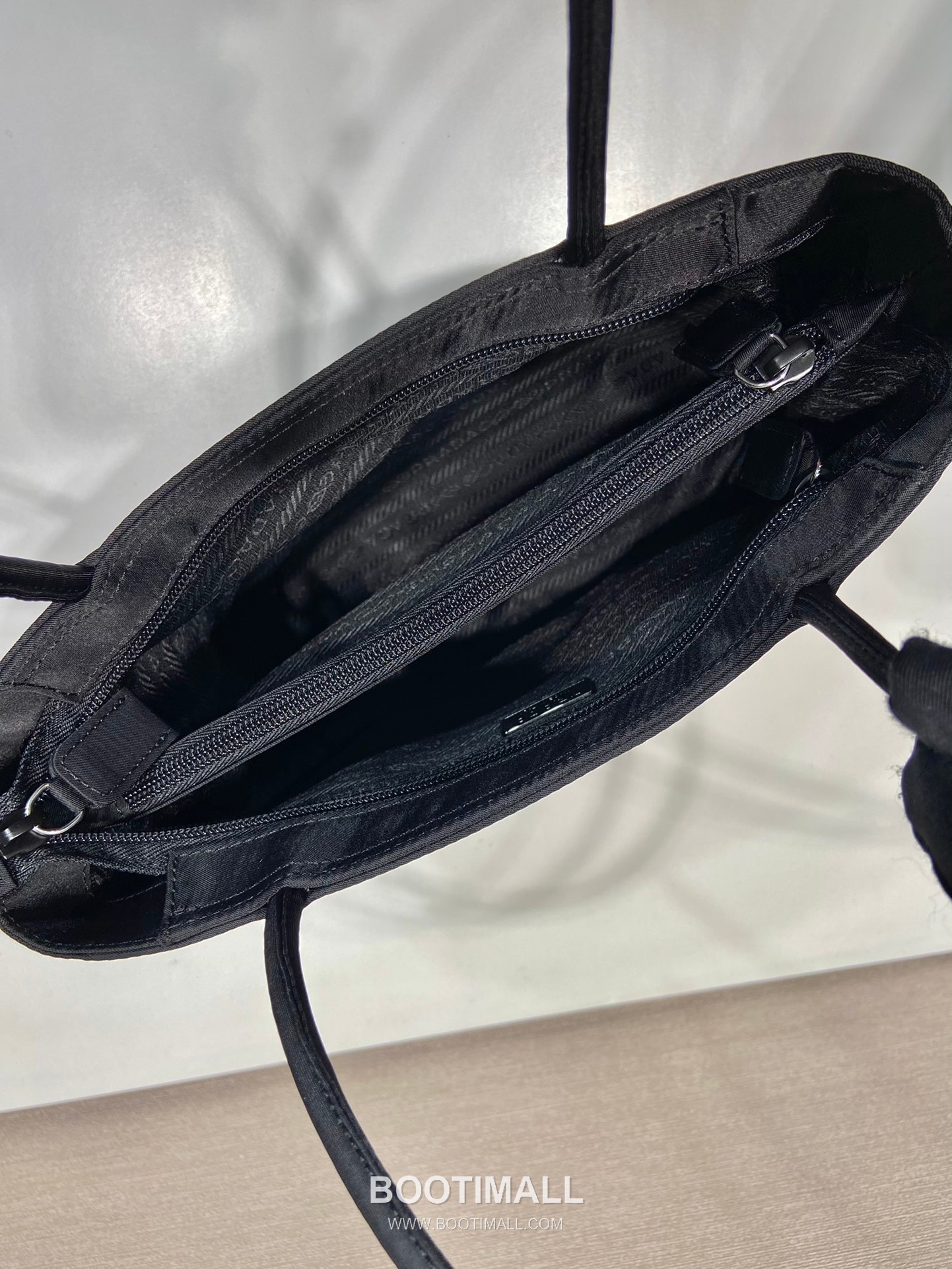 Prada Nylon Tote Bag with Triangle Logo and Minimal Design 프라다 나일론 삼각로고 미니멀 토트백 B6247 25cm 8