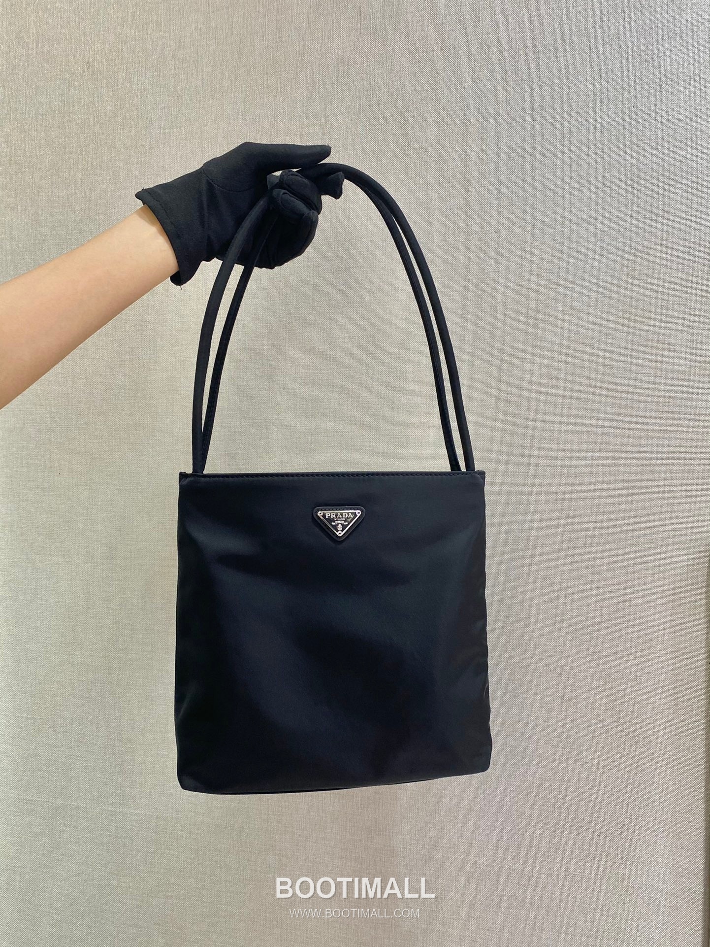 Prada Nylon Tote Bag with Center Zip Compartment and Dual Carry Design 프라다 나일론 중앙 지퍼 수납 듀얼 캐리 토트백 B6246 28cm 2