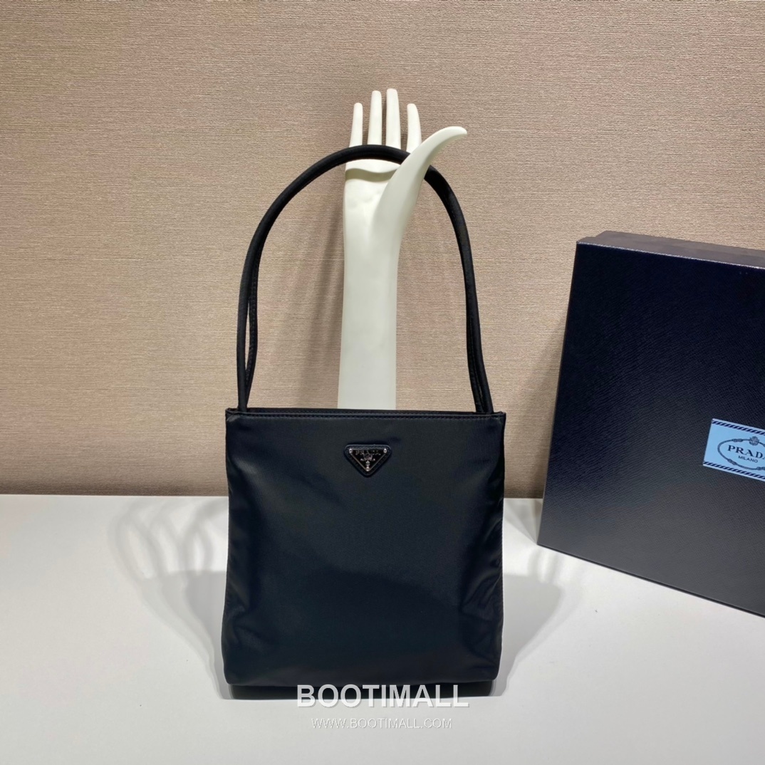 Prada Nylon Tote Bag with Center Zip Compartment and Dual Carry Design 프라다 나일론 중앙 지퍼 수납 듀얼 캐리 토트백 B6246 28cm 3