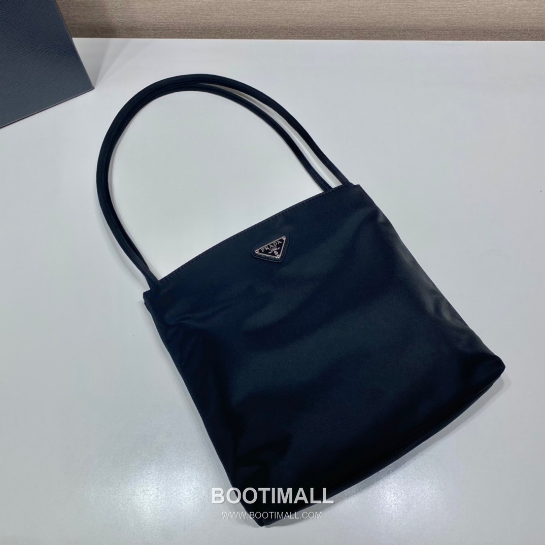 Prada Nylon Tote Bag with Center Zip Compartment and Dual Carry Design 프라다 나일론 중앙 지퍼 수납 듀얼 캐리 토트백 B6246 28cm 4