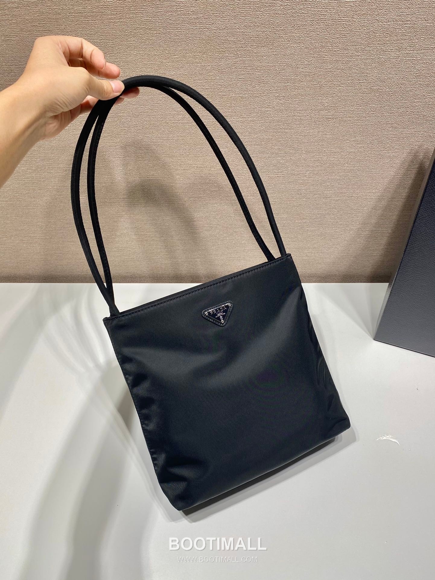 Prada Nylon Tote Bag with Center Zip Compartment and Dual Carry Design 프라다 나일론 중앙 지퍼 수납 듀얼 캐리 토트백 B6246 28cm 5