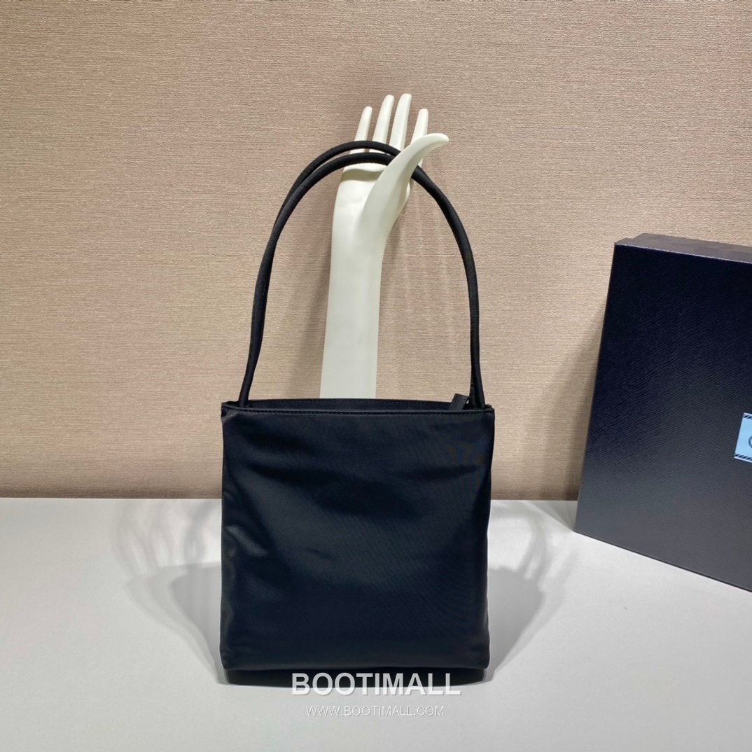 Prada Nylon Tote Bag with Center Zip Compartment and Dual Carry Design 프라다 나일론 중앙 지퍼 수납 듀얼 캐리 토트백 B6246 28cm 6