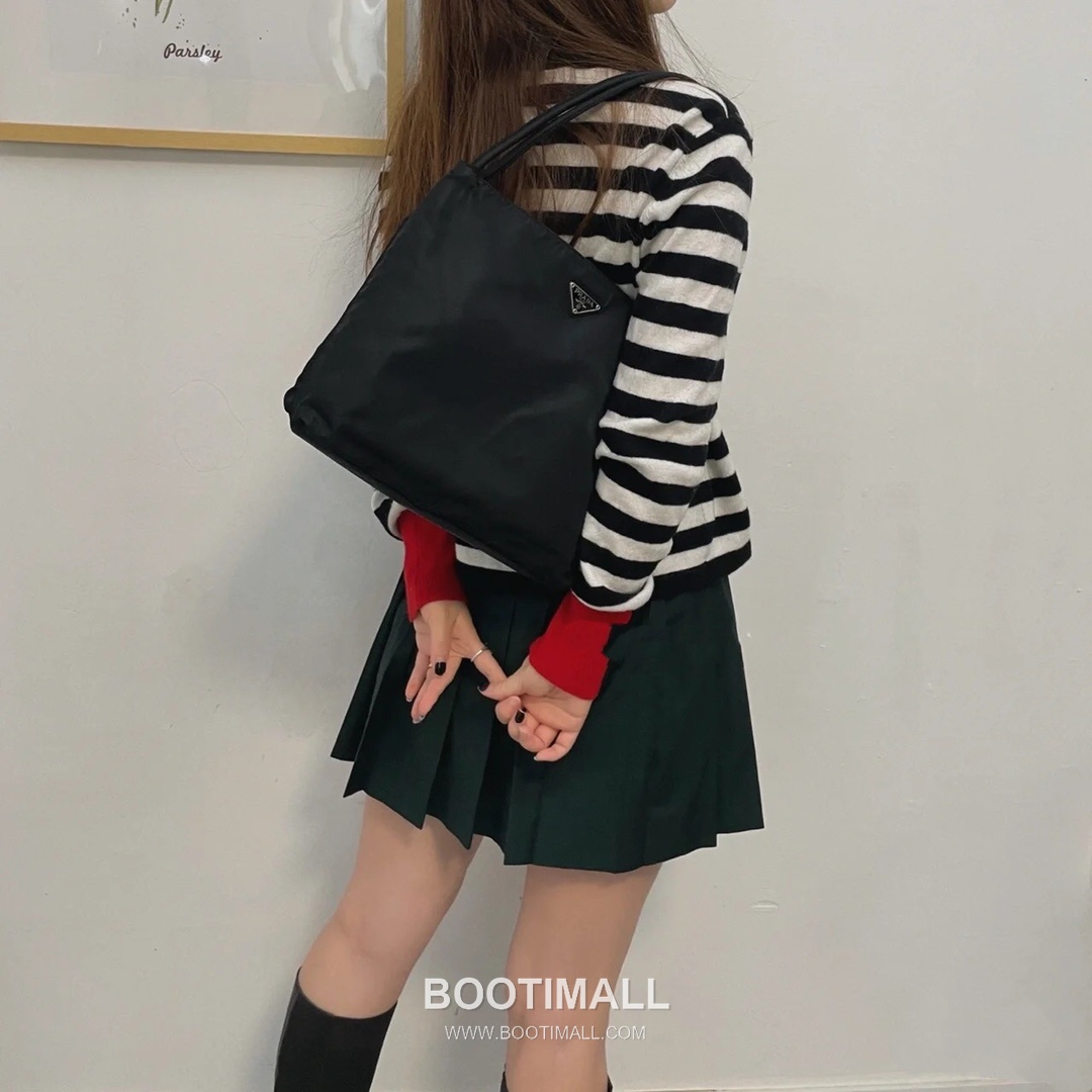 Prada Nylon Tote Bag with Center Zip Compartment and Dual Carry Design 프라다 나일론 중앙 지퍼 수납 듀얼 캐리 토트백 B6246 28cm 10