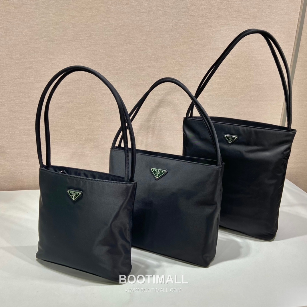 Prada Nylon Tote Bag with Center Zip Compartment and Dual Carry Design 프라다 나일론 중앙 지퍼 수납 듀얼 캐리 토트백 B6246 28cm 11