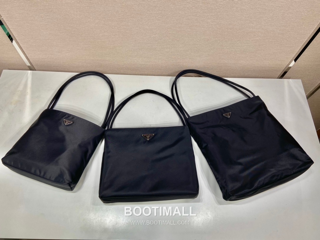 Prada Nylon Tote Bag with Center Zip Compartment and Dual Carry Design 프라다 나일론 중앙 지퍼 수납 듀얼 캐리 토트백 B6246 28cm 12