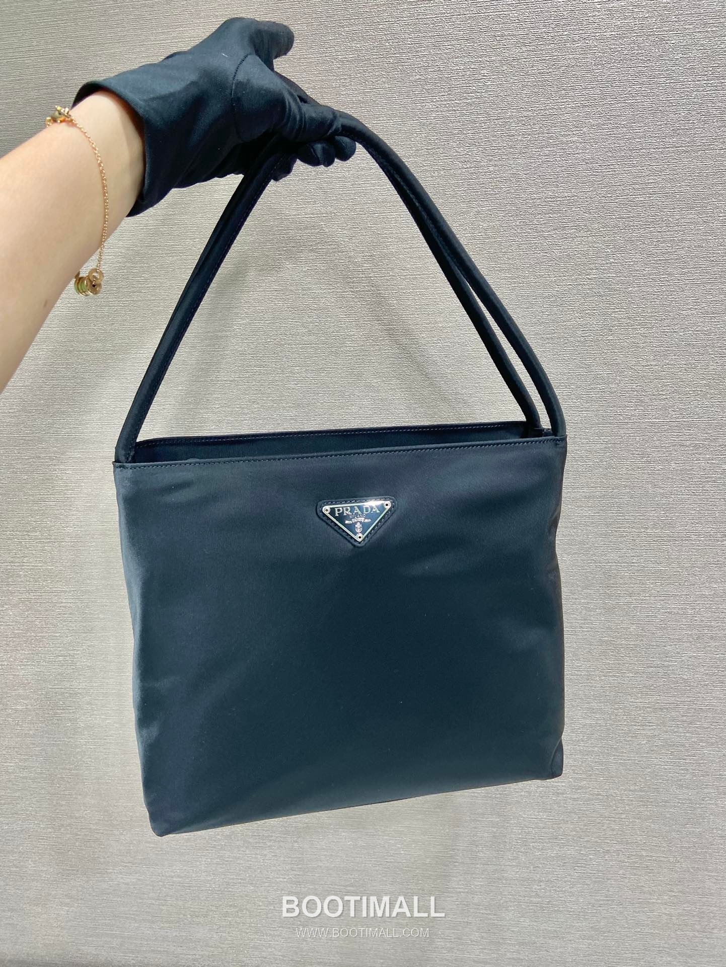 Prada Nylon Tote Bag with Center Zip Compartment and Dual Carry Design 프라다 나일론 중앙 지퍼 수납 듀얼 캐리 토트백 B6246 28cm 13