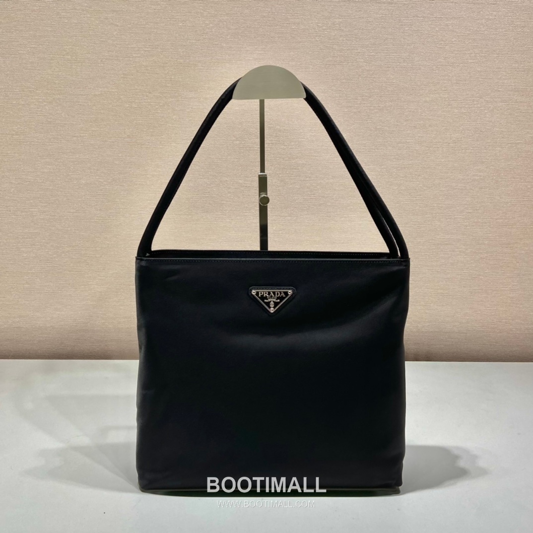 Prada Nylon Tote Bag with Center Zip Compartment and Dual Carry Design 프라다 나일론 중앙 지퍼 수납 듀얼 캐리 토트백 B6246 28cm 14