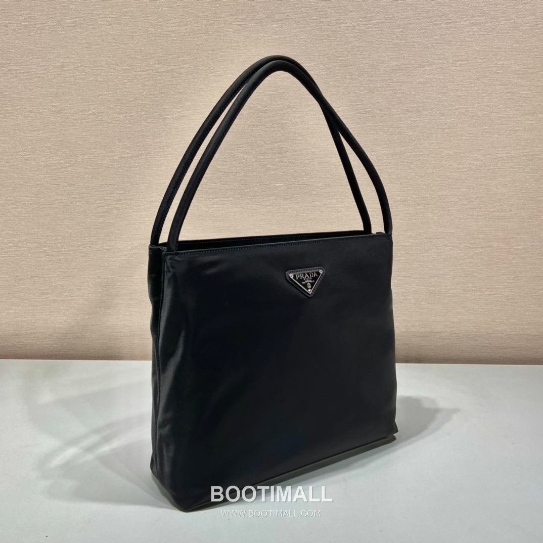 Prada Nylon Tote Bag with Center Zip Compartment and Dual Carry Design 프라다 나일론 중앙 지퍼 수납 듀얼 캐리 토트백 B6246 28cm 15