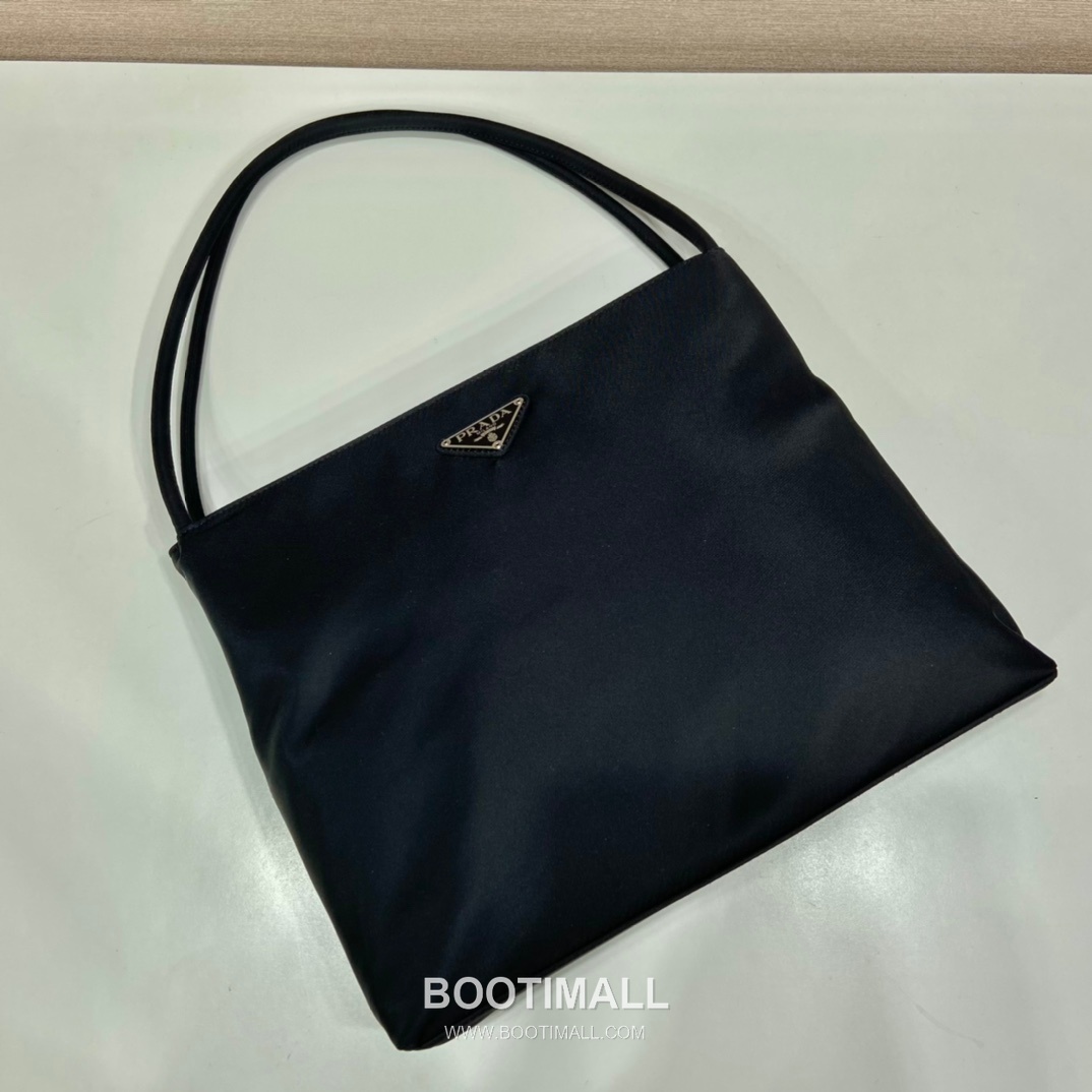 Prada Nylon Tote Bag with Center Zip Compartment and Dual Carry Design 프라다 나일론 중앙 지퍼 수납 듀얼 캐리 토트백 B6246 28cm 16
