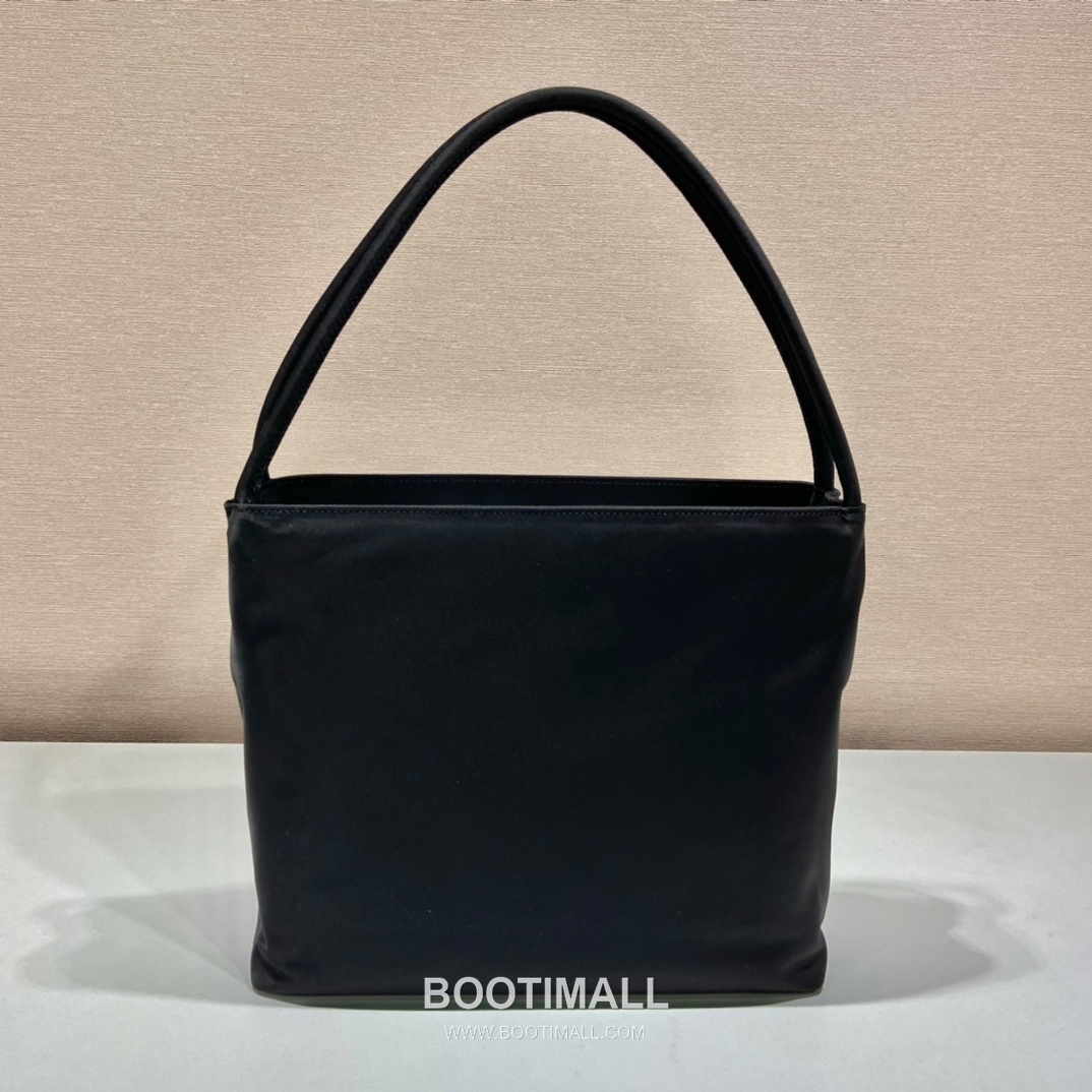 Prada Nylon Tote Bag with Center Zip Compartment and Dual Carry Design 프라다 나일론 중앙 지퍼 수납 듀얼 캐리 토트백 B6246 28cm 17