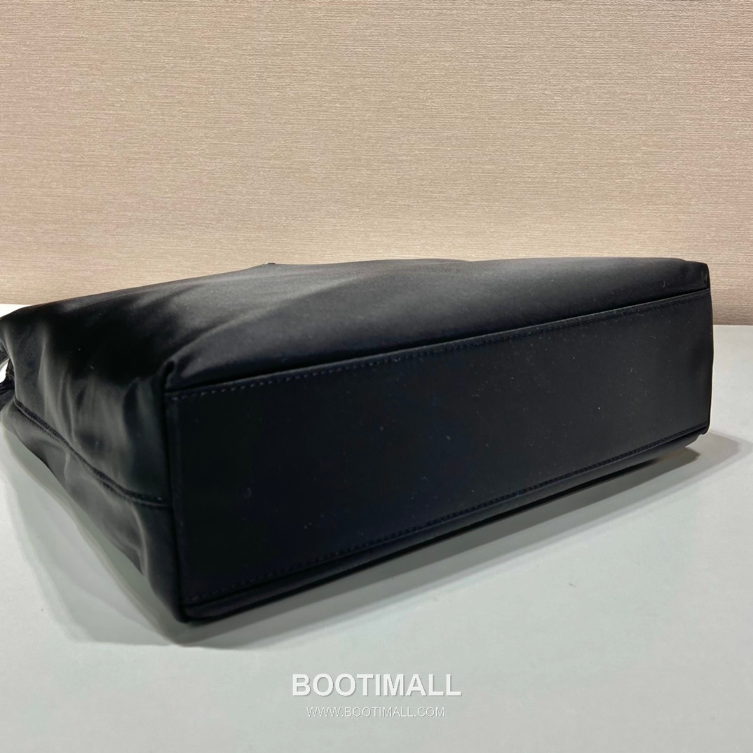 Prada Nylon Tote Bag with Center Zip Compartment and Dual Carry Design 프라다 나일론 중앙 지퍼 수납 듀얼 캐리 토트백 B6246 28cm 18