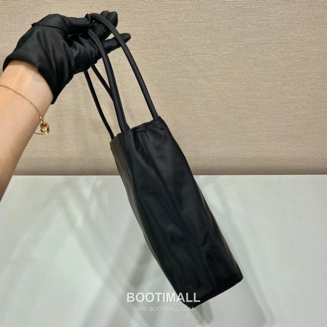 Prada Nylon Tote Bag with Center Zip Compartment and Dual Carry Design 프라다 나일론 중앙 지퍼 수납 듀얼 캐리 토트백 B6246 28cm 19