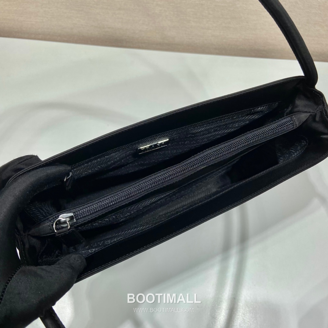 Prada Nylon Tote Bag with Center Zip Compartment and Dual Carry Design 프라다 나일론 중앙 지퍼 수납 듀얼 캐리 토트백 B6246 28cm 20