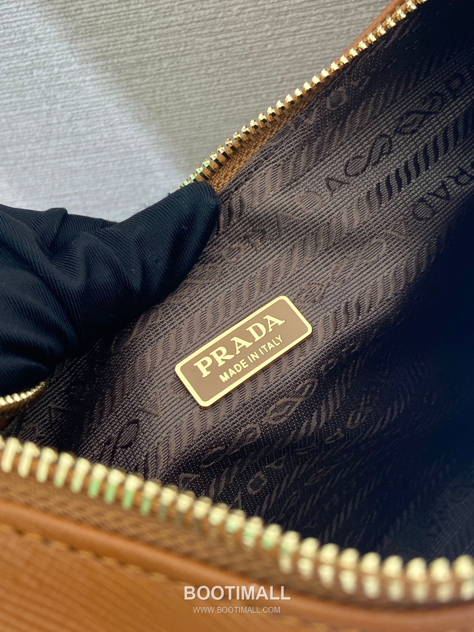 Prada Saffiano Leather Hobo Bag with Chain Strap and Triangle Logo 프라다 사피아노 레더 체인 스트랩 삼각로고 호보백 1BC204 22cm 9