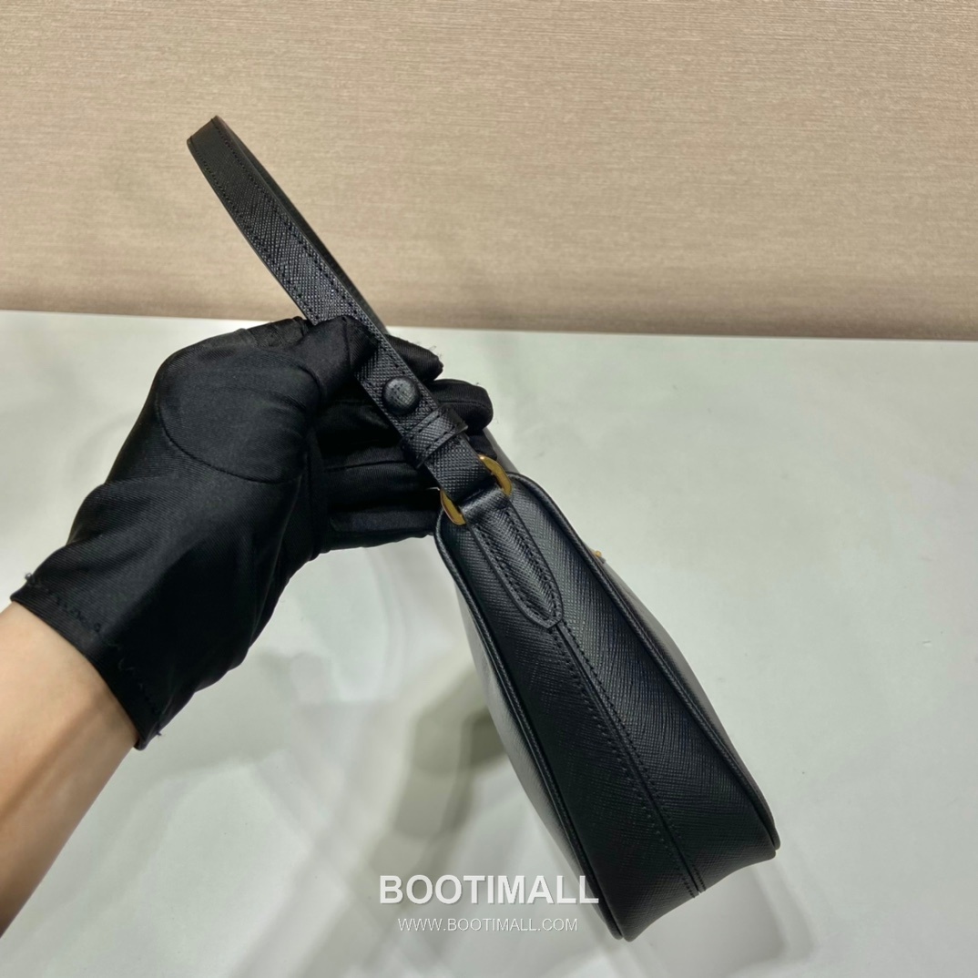 Prada Saffiano Leather Hobo Bag with Adjustable Strap and Multi Carry Design 프라다 사피아노 레더 멀티 스트랩 삼각로고 호보백 1BC204B 23cm 5