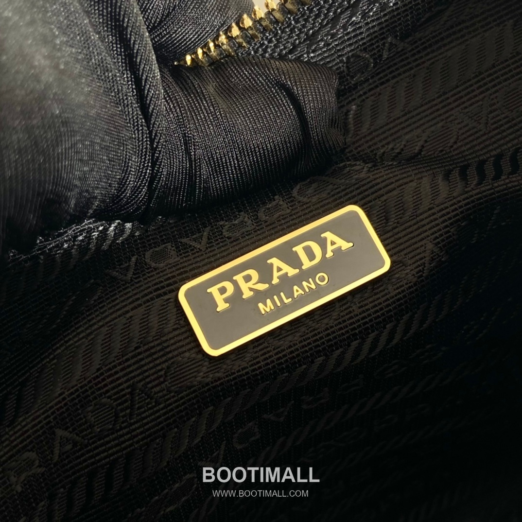 Prada Saffiano Leather Hobo Bag with Adjustable Strap and Multi Carry Design 프라다 사피아노 레더 멀티 스트랩 삼각로고 호보백 1BC204B 23cm 9