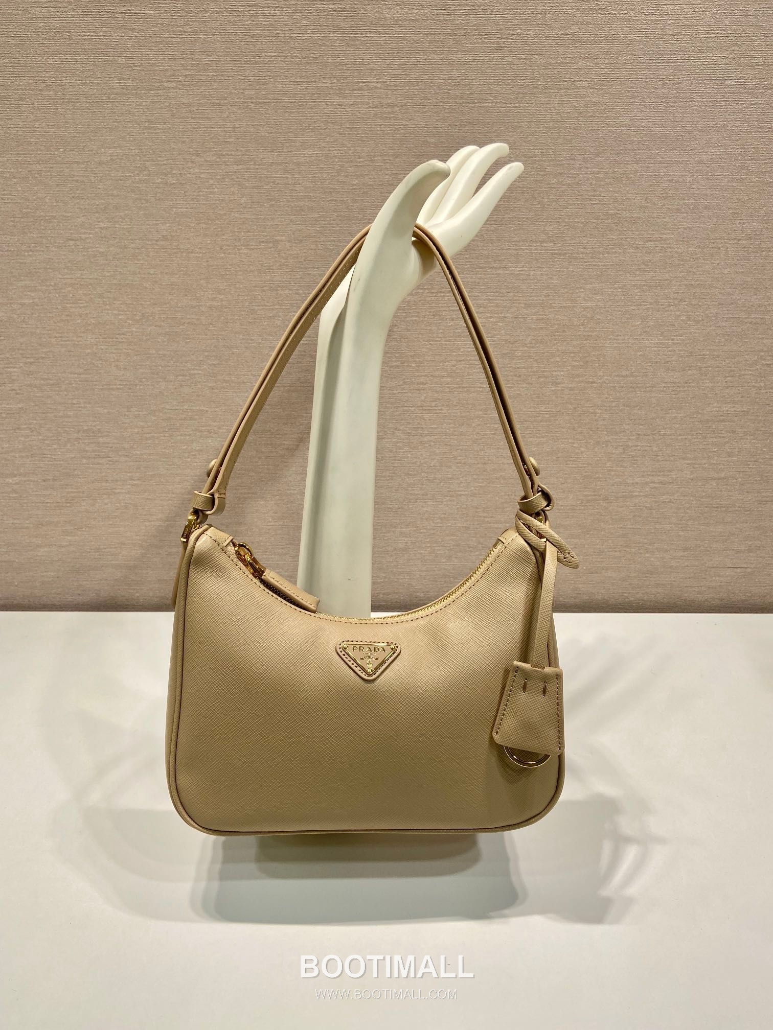 Prada Saffiano Leather Hobo Bag with Adjustable Strap and Multi Carry Design 프라다 사피아노 레더 멀티 스트랩 삼각로고 호보백 1BC204B 23cm 2