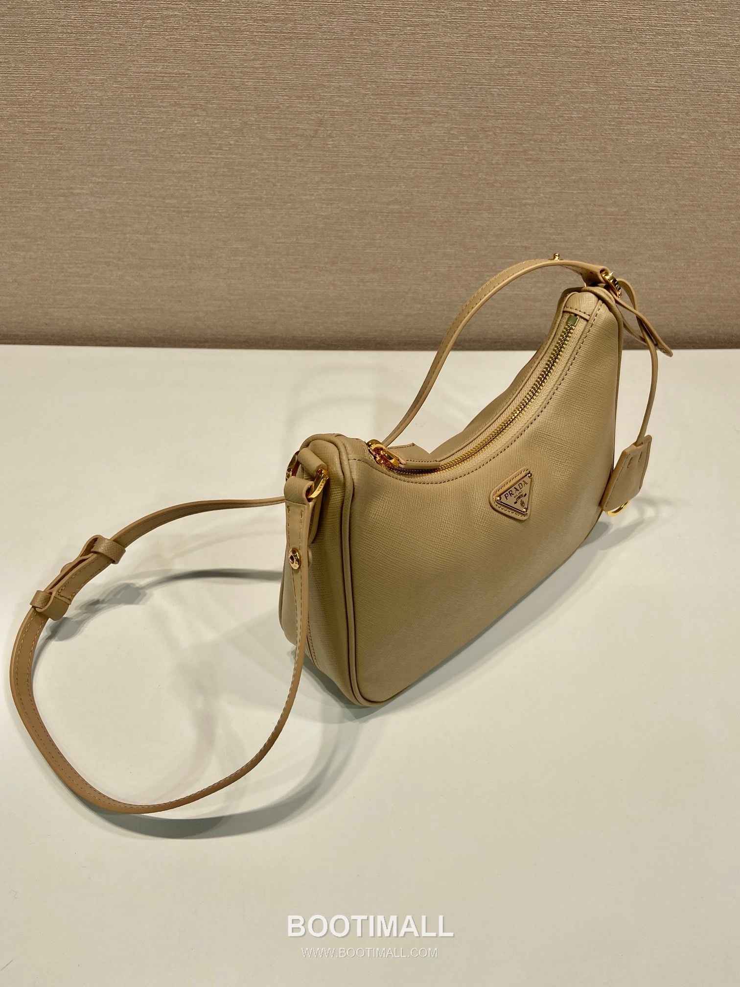 Prada Saffiano Leather Hobo Bag with Adjustable Strap and Multi Carry Design 프라다 사피아노 레더 멀티 스트랩 삼각로고 호보백 1BC204B 23cm 3