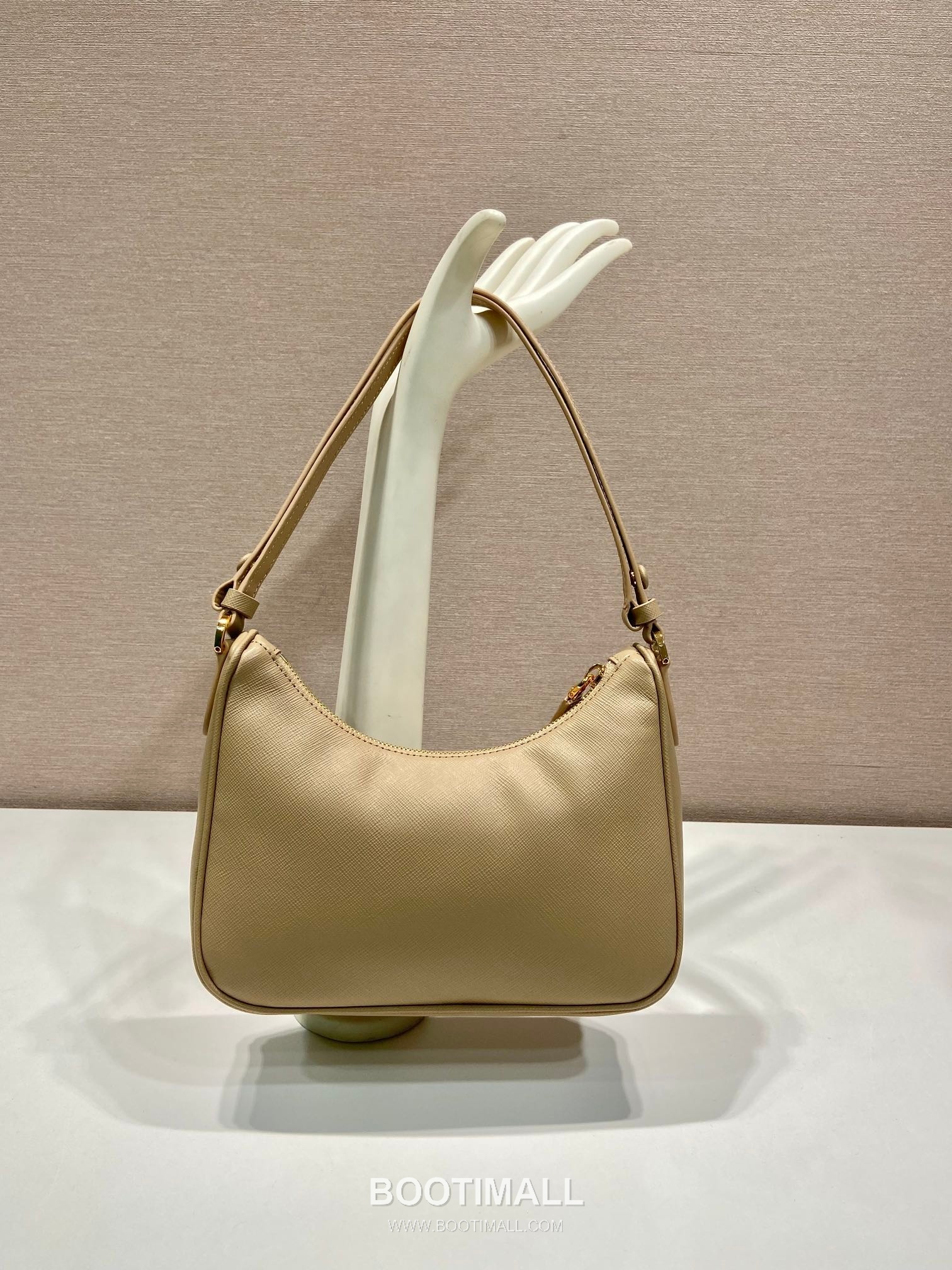 Prada Saffiano Leather Hobo Bag with Adjustable Strap and Multi Carry Design 프라다 사피아노 레더 멀티 스트랩 삼각로고 호보백 1BC204B 23cm 4