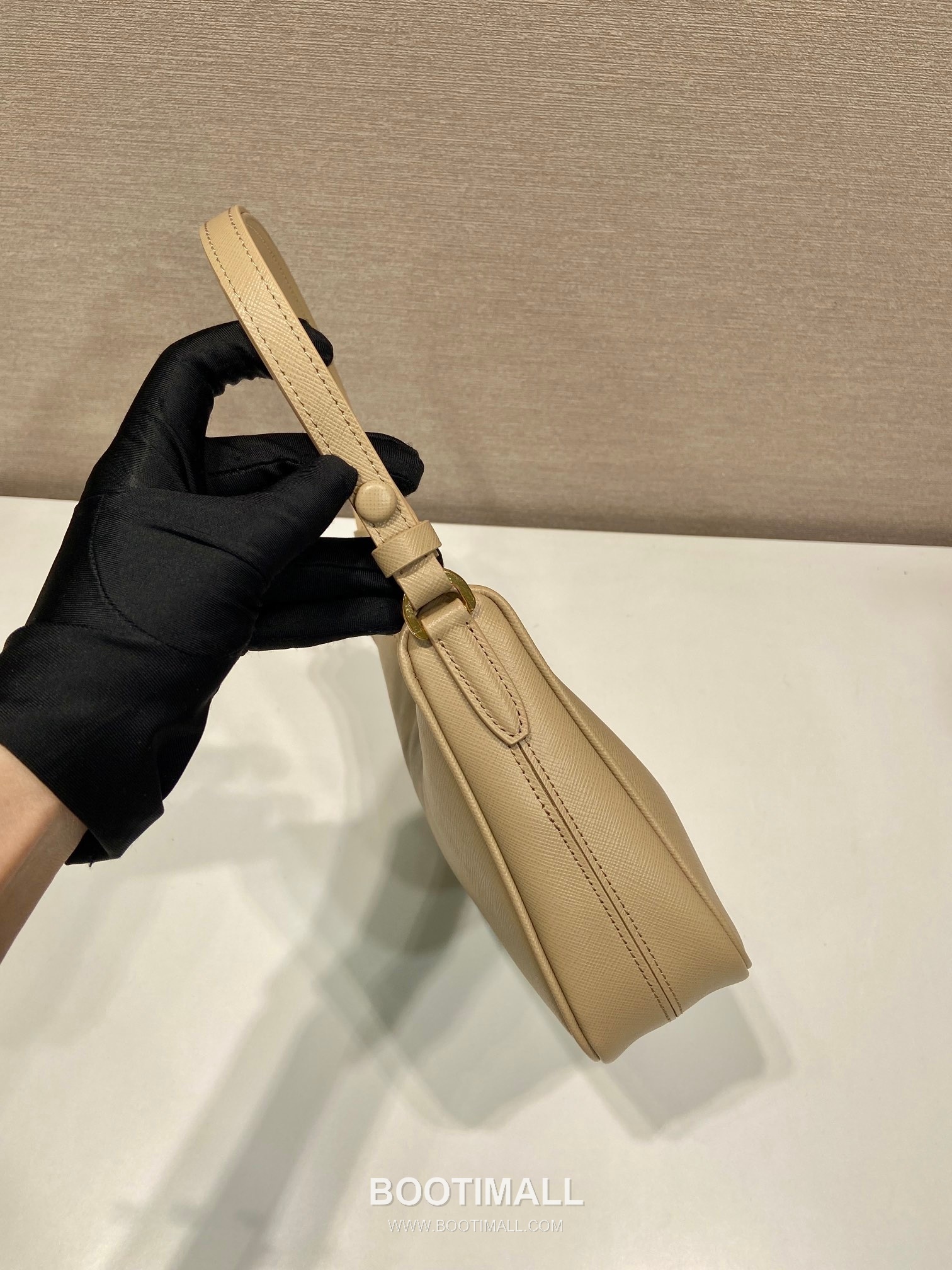 Prada Saffiano Leather Hobo Bag with Adjustable Strap and Multi Carry Design 프라다 사피아노 레더 멀티 스트랩 삼각로고 호보백 1BC204B 23cm 5