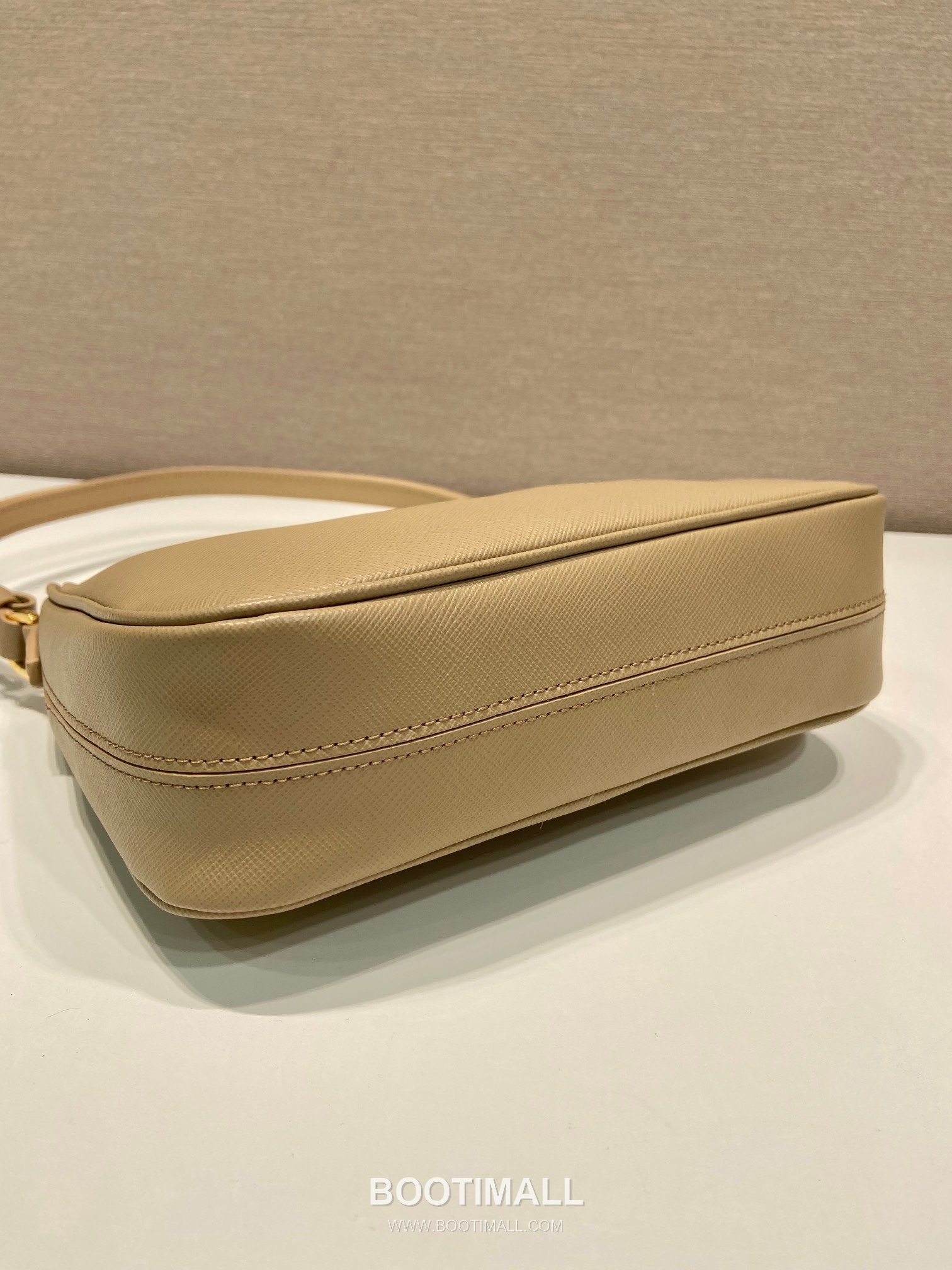 Prada Saffiano Leather Hobo Bag with Adjustable Strap and Multi Carry Design 프라다 사피아노 레더 멀티 스트랩 삼각로고 호보백 1BC204B 23cm 6