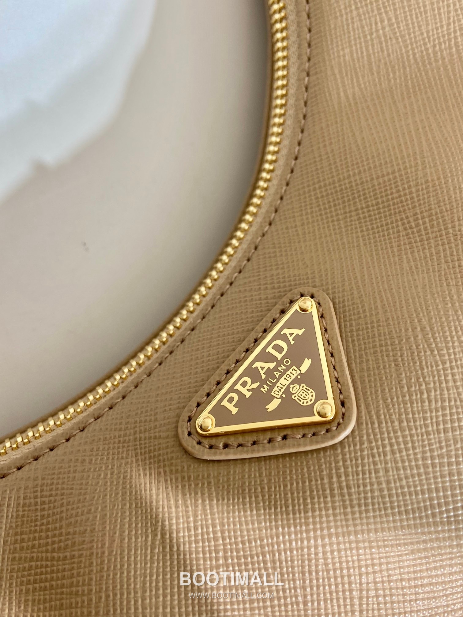 Prada Saffiano Leather Hobo Bag with Adjustable Strap and Multi Carry Design 프라다 사피아노 레더 멀티 스트랩 삼각로고 호보백 1BC204B 23cm 7