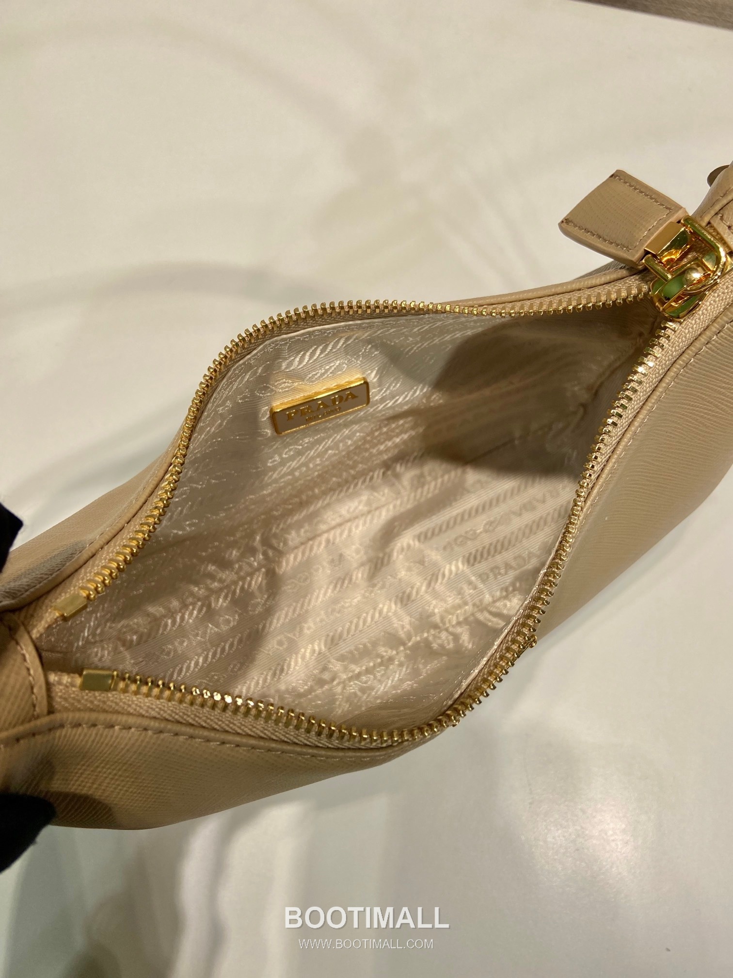 Prada Saffiano Leather Hobo Bag with Adjustable Strap and Multi Carry Design 프라다 사피아노 레더 멀티 스트랩 삼각로고 호보백 1BC204B 23cm 8