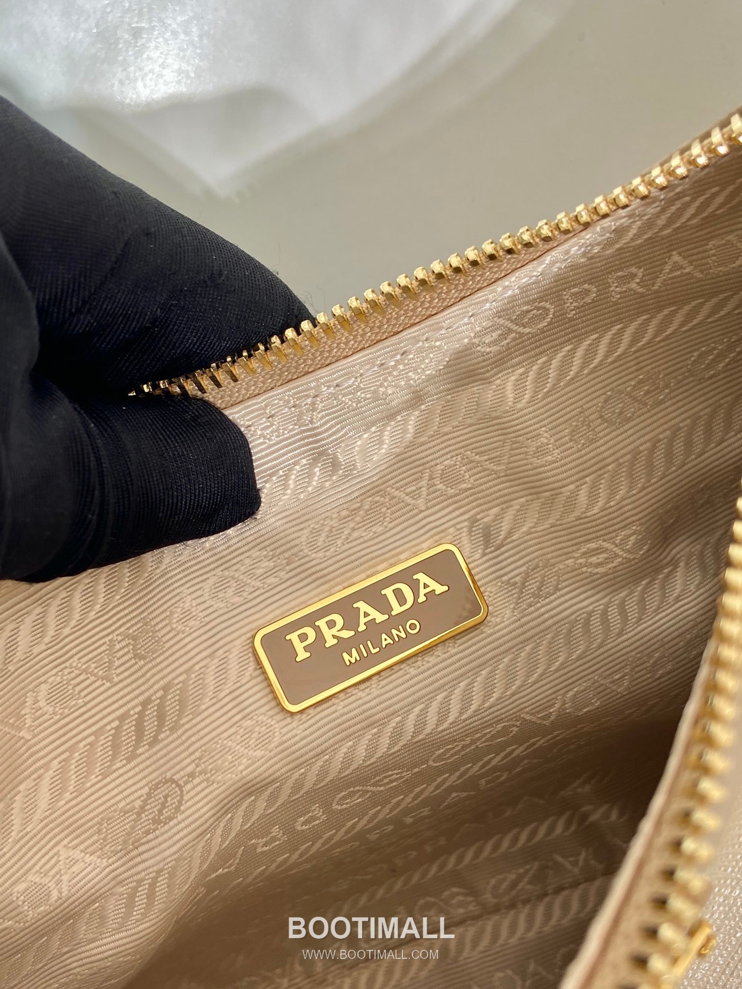 Prada Saffiano Leather Hobo Bag with Adjustable Strap and Multi Carry Design 프라다 사피아노 레더 멀티 스트랩 삼각로고 호보백 1BC204B 23cm 9