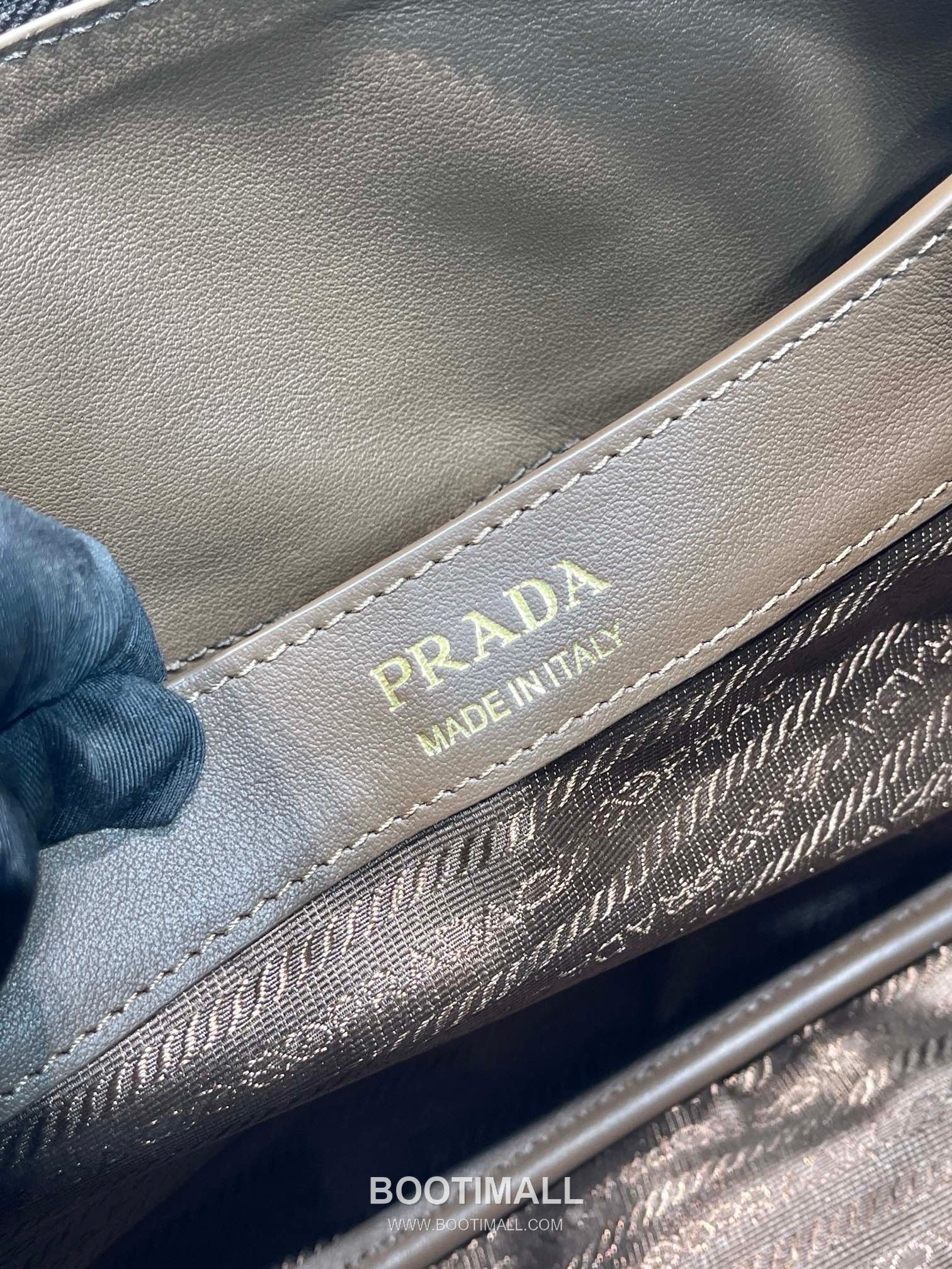 Prada Suede Leather Shoulder Bag with Dual Compartment and Top Handle 프라다 스웨이드 레더 듀얼 수납 탑핸들 숄더백 1BA444 28cm 20