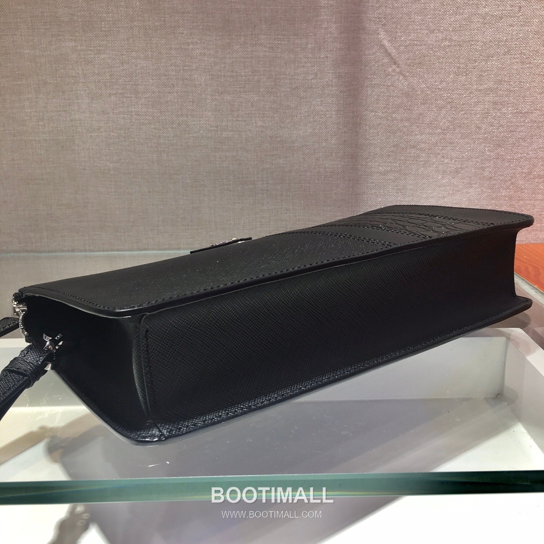 Prada Saffiano Leather Clutch Bag with Crocodile Trim and Wrist Strap 프라다 사피아노 레더 크로커다일 트림 손목 스트랩 클러치백 2VF056D 26.5cm 6
